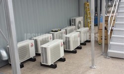 Air conditioning unit fitted to a container